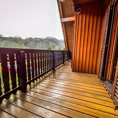 펜션 House Snowdrop, Woodden House In The Mountains